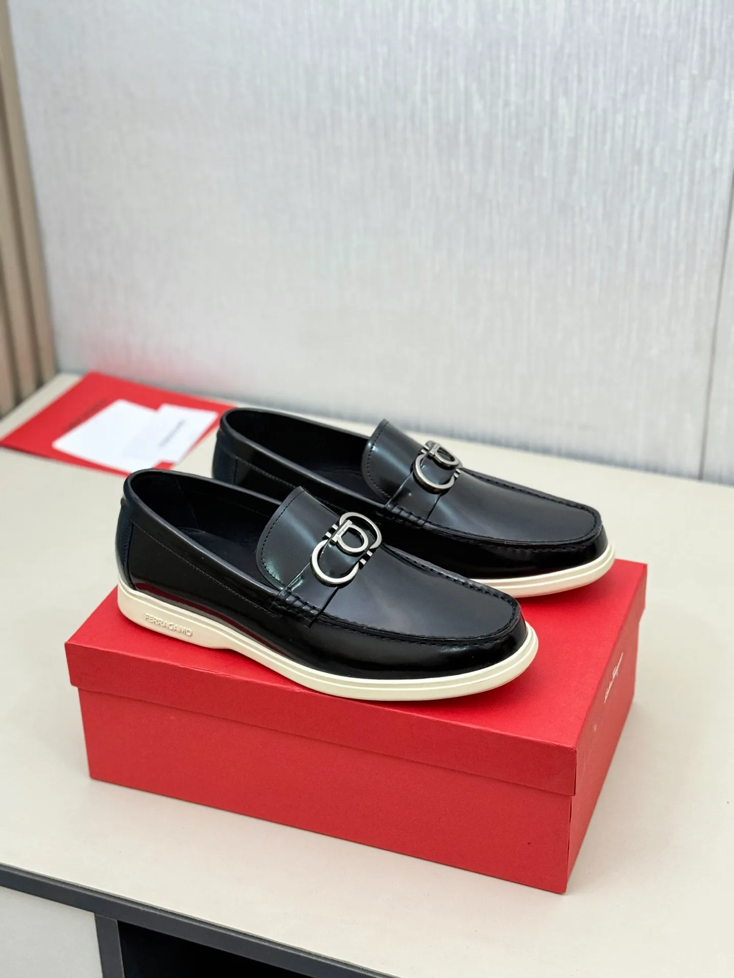 [Ferragamo] P: 580💰 Number of yards: 38~44 (45 orders are non-returnable) Ferragam's new men's driving shoes, the fabric is made of imported cowhide, with visible texture, heavy industrial stitching, dyed calfskin inside, standard logo cowhide feet, big-name experience, soft and comfortable on the feet, a men's favorite, special non-slip and wear-resistant rubber soles, easy to handle various occasions, with original box packaging!